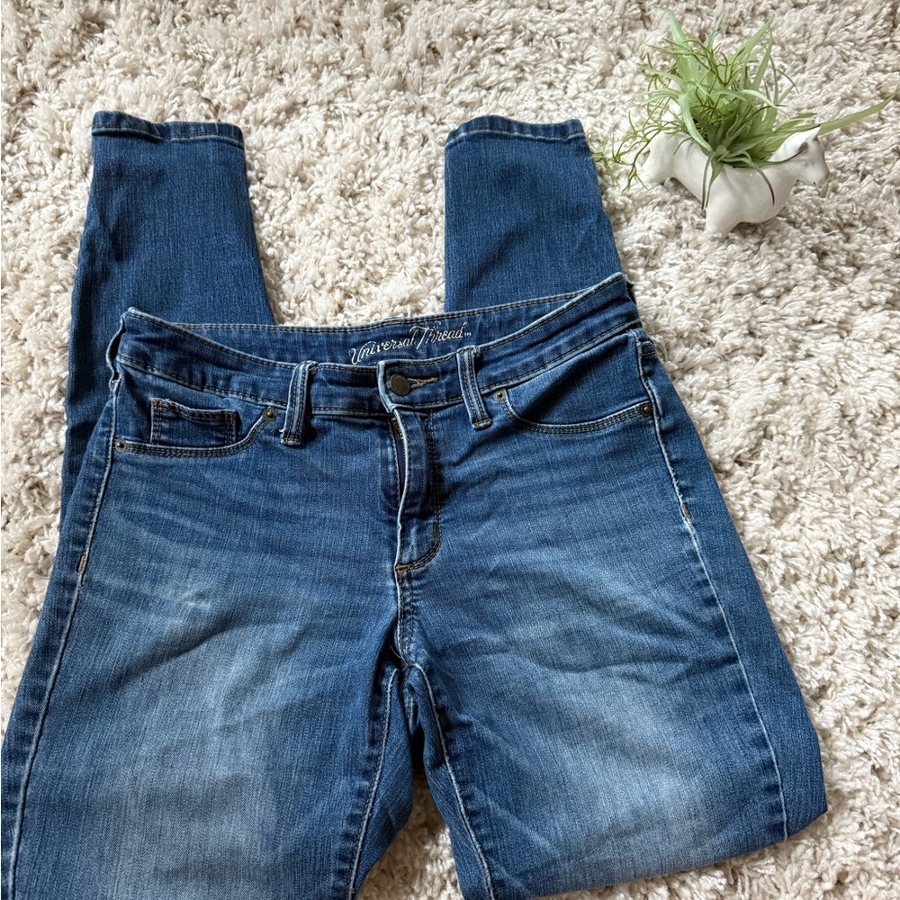 Universal Threads size 6 regular 28 High-waisted skinny blue jeans